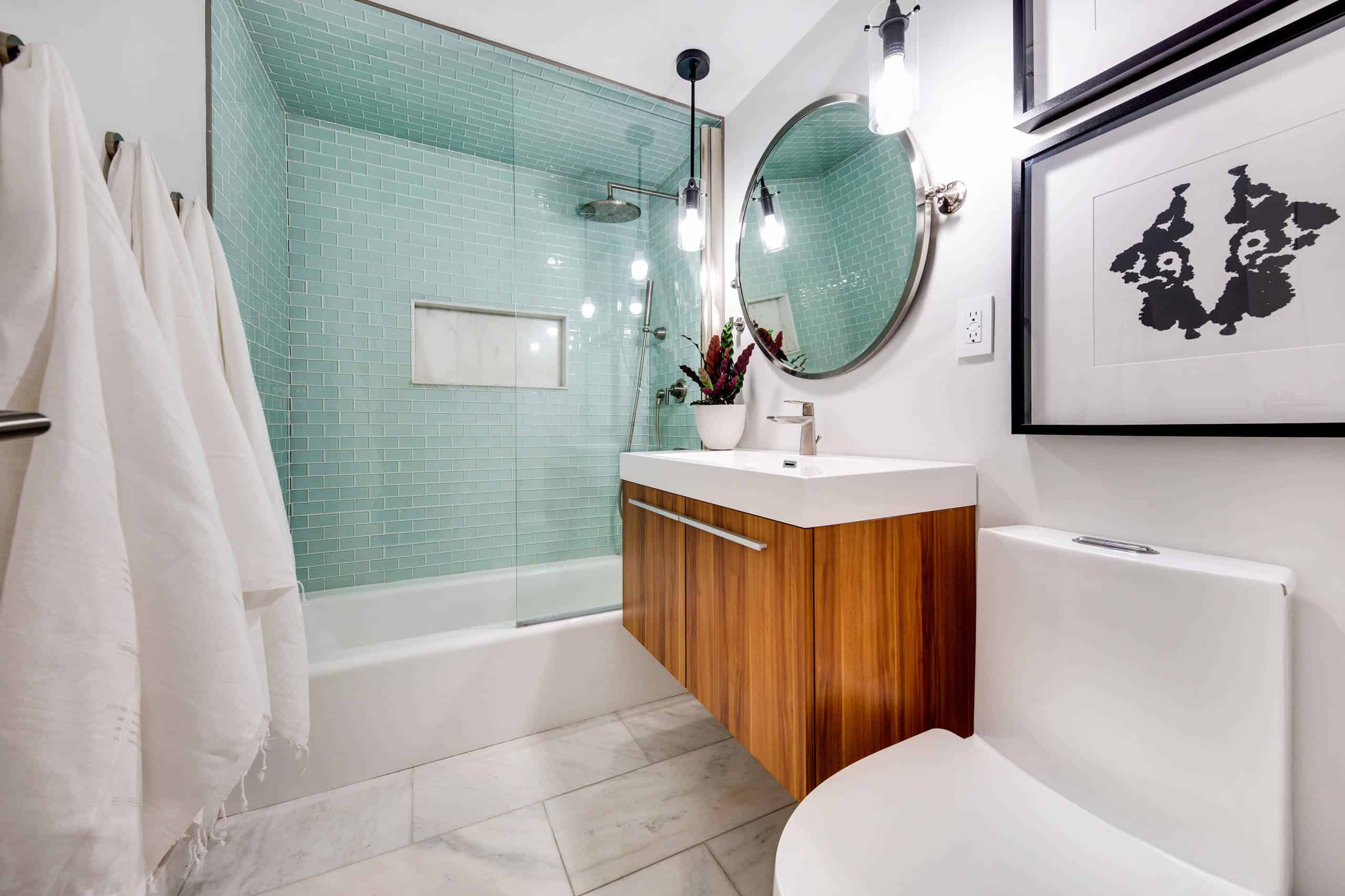 现代绿白瓷砖浴室，木质橱柜