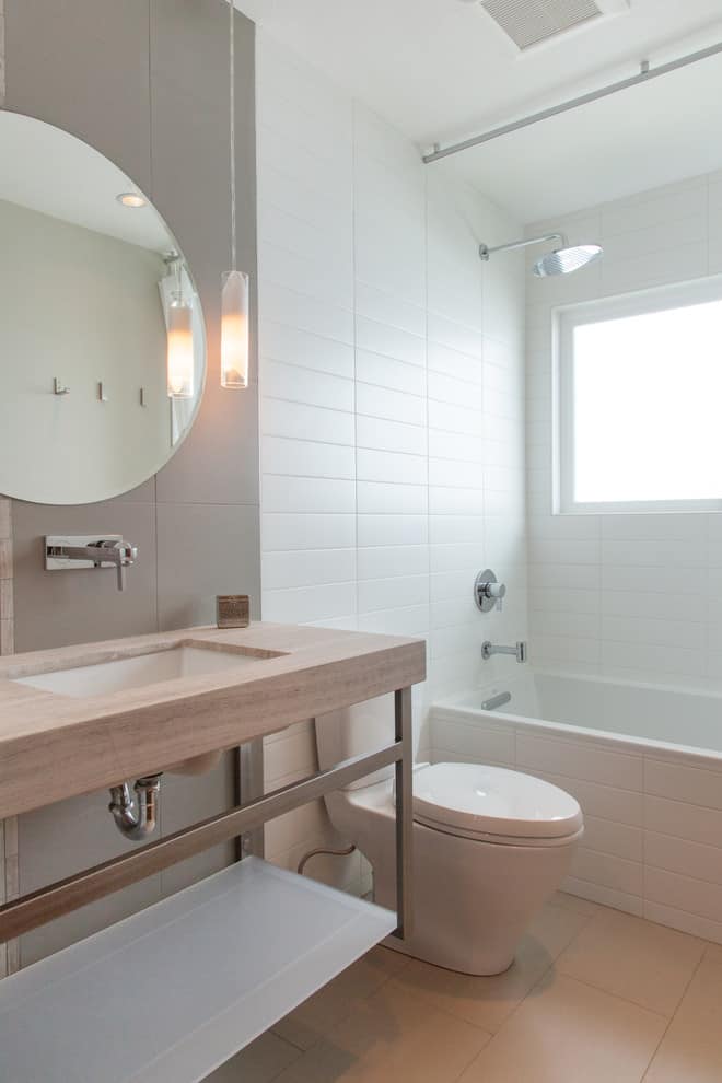 现代浴室，白色瓷砖墙，灰色瓷砖地板