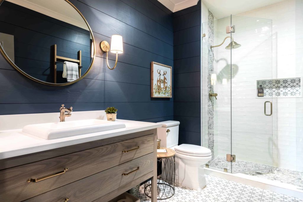 小蓝木壁龛浴室，白灰花纹地板
