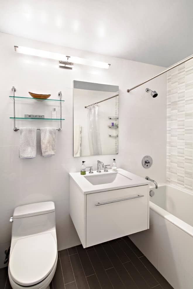 简约的浴室，灰色瓷砖地板，白色墙壁