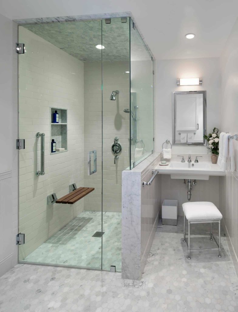 小过渡白色和灰色大理石浴室