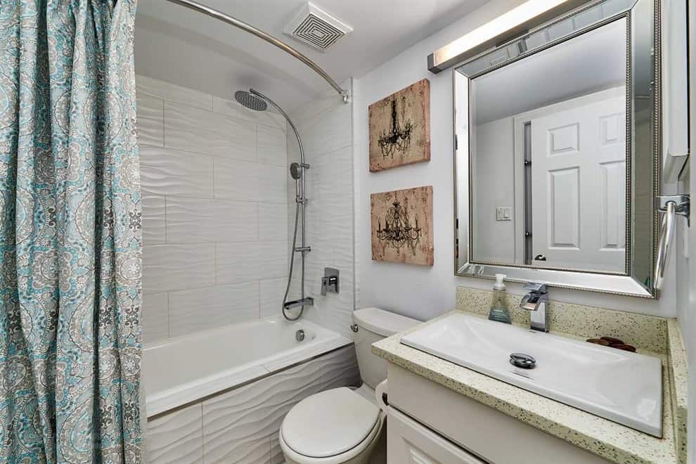 现代浴室，白色波浪瓷砖墙，白色橱柜，石英台面