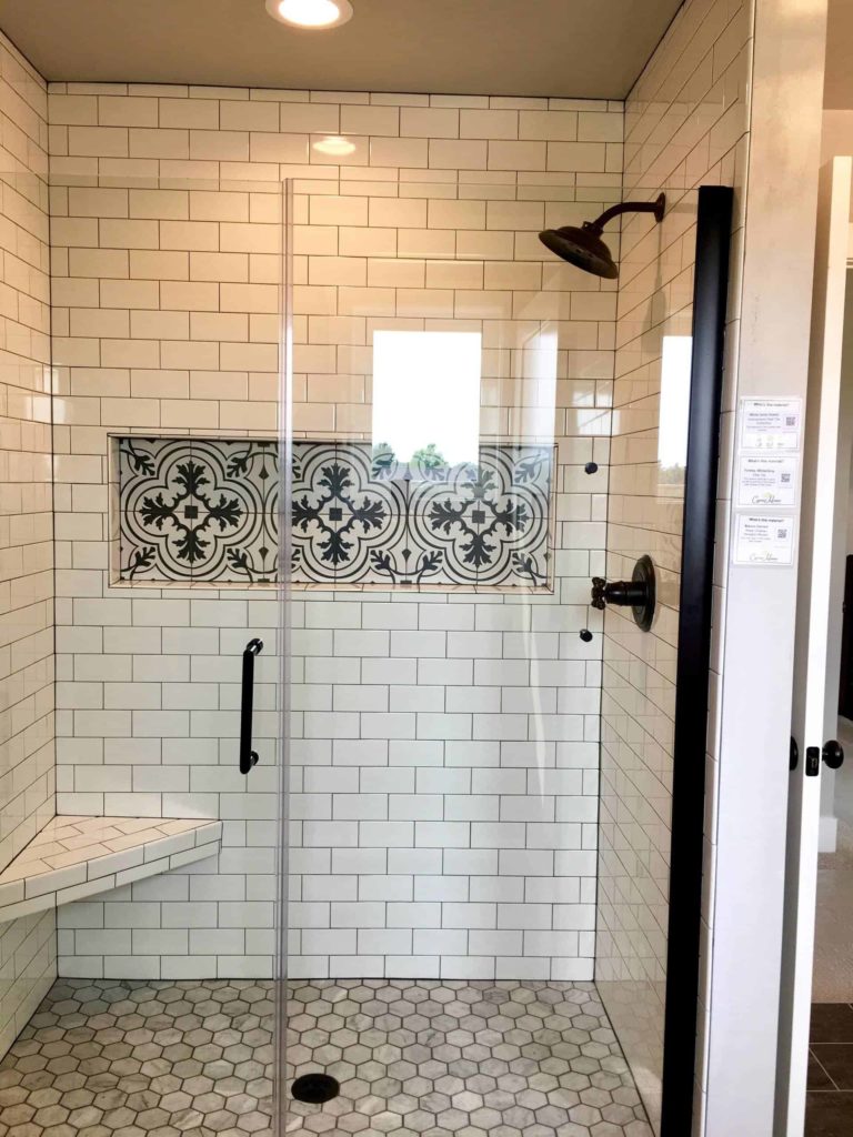 小白瓷砖凹室浴室，灰色瓷砖地板