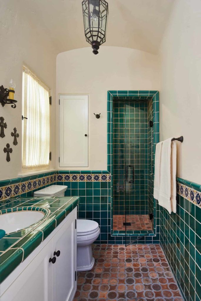凹室淋浴，绿色瓷砖和米黄色墙壁，陶土地板