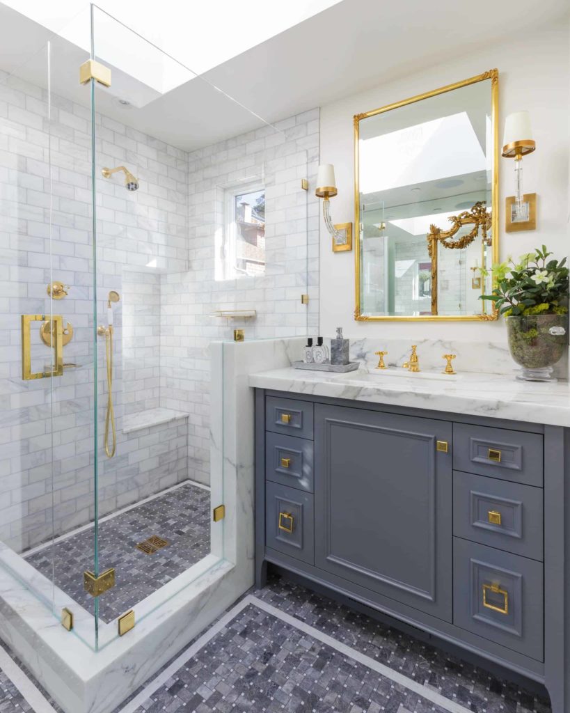 角落浴室，白色和灰色大理石马赛克瓷砖