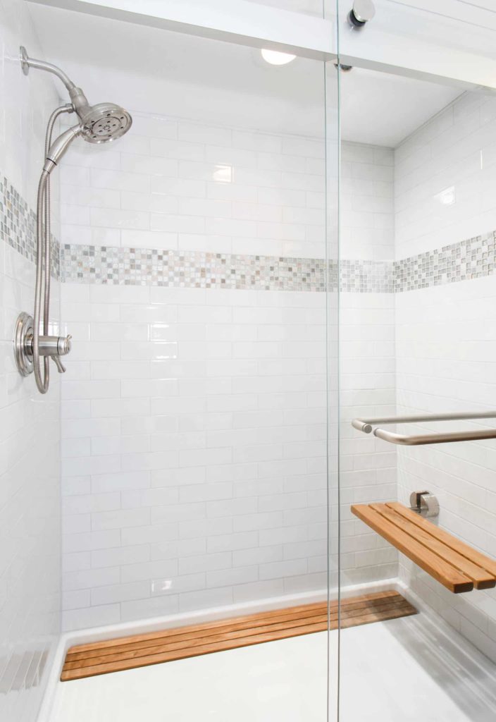 过渡浴室采用白色瓷砖地板和墙壁，马赛克装饰