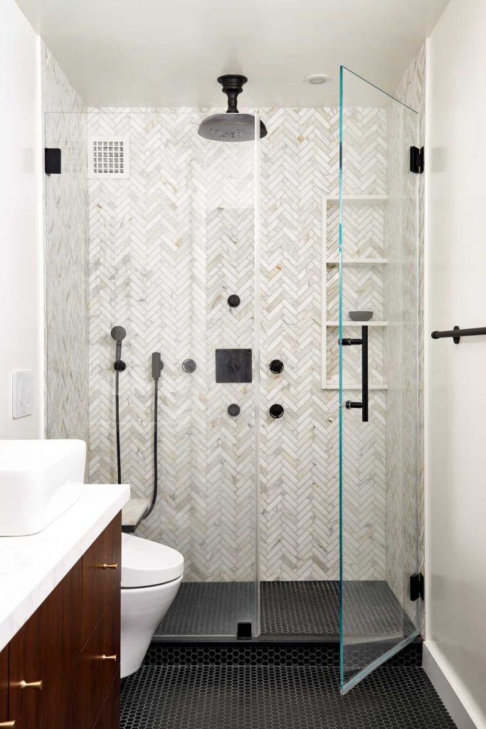 凹室淋浴，黑色瓷砖地板，白色和灰色马赛克墙