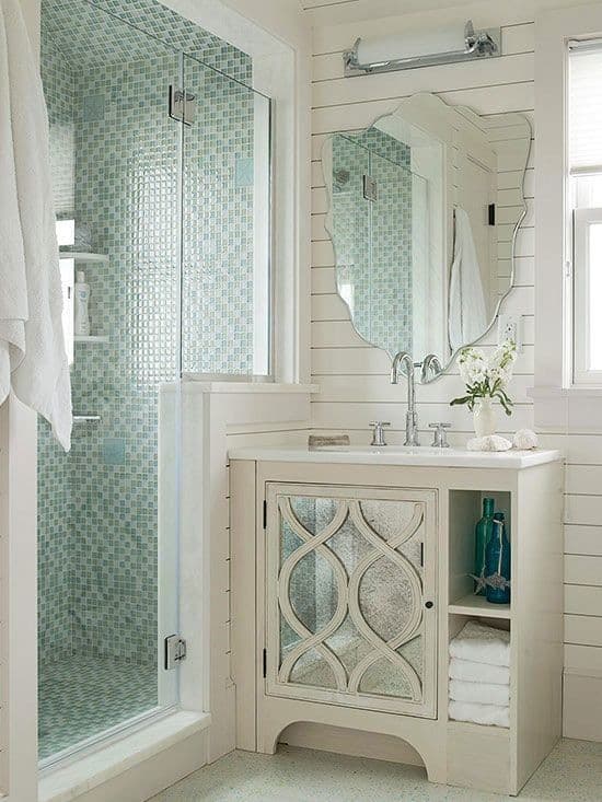 步入式淋浴，白色墙壁，绿色马赛克瓷砖淋浴