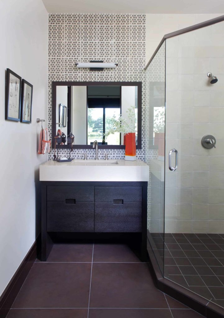 角落淋浴，棕色瓷砖地板，白色墙壁，深色木柜