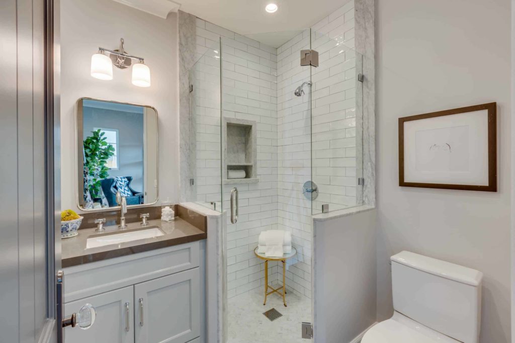 凹室淋浴，白色墙壁和橱柜，白色瓷砖淋浴