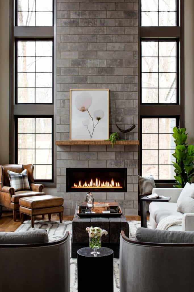 这里使用的灰色石砖与高大的窗户相结合，是引入自然光和表达的完美方式