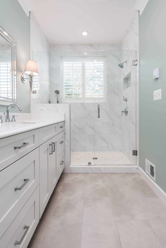 凹室淋浴，白色大理石瓷砖，白色橱柜