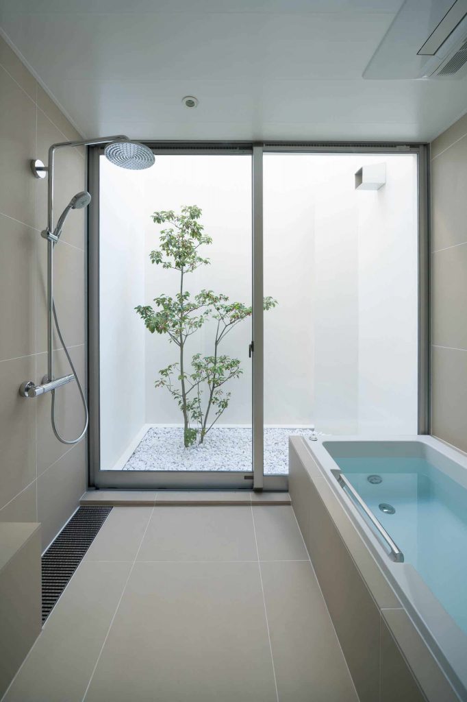 东京米色瓷砖米色地板浴室的创意