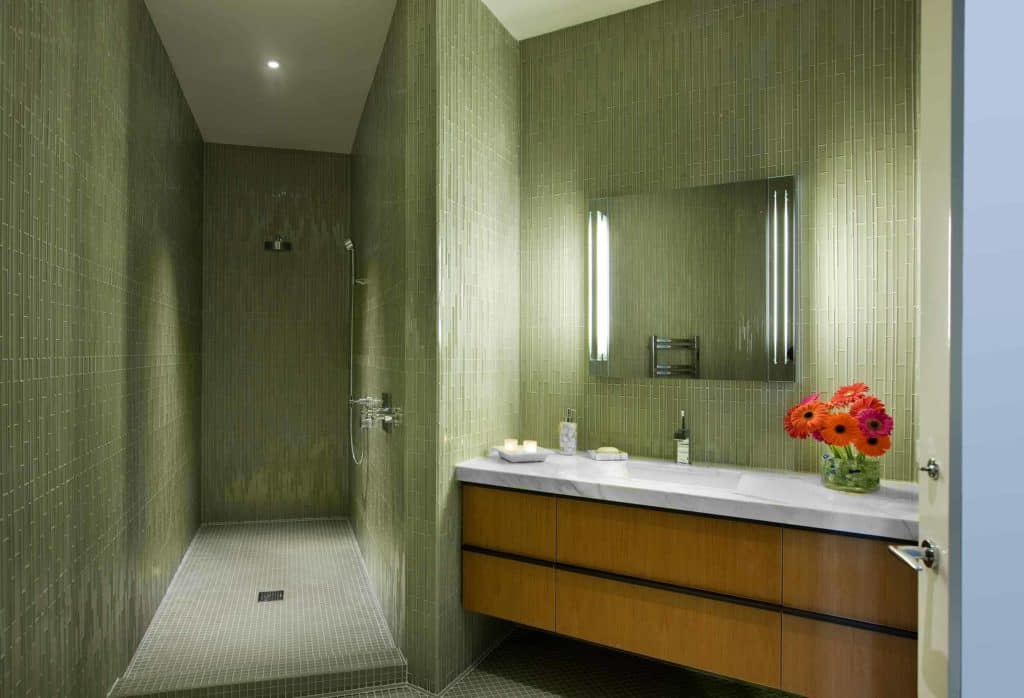 土质垂直瓷砖开放式淋浴设计
