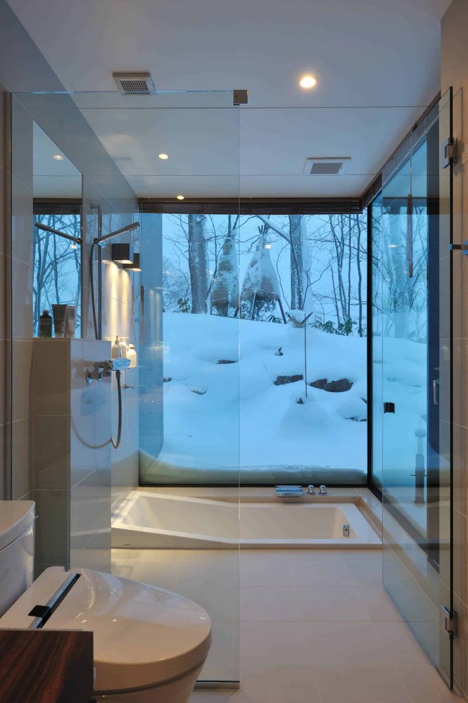札幌现代白色瓷砖浴室的想法