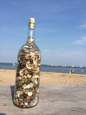 海滩在一个大的升级再造酒瓶
