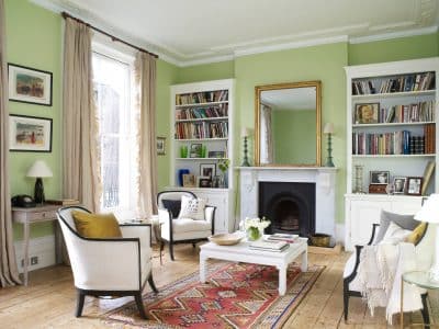 客厅的墙壁涂有Mylands伦敦法国绿187号。