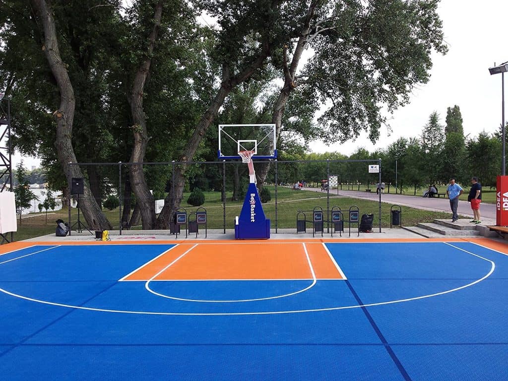 垫有限公司Bergo篮球场地瓷砖，蓝色和橙色