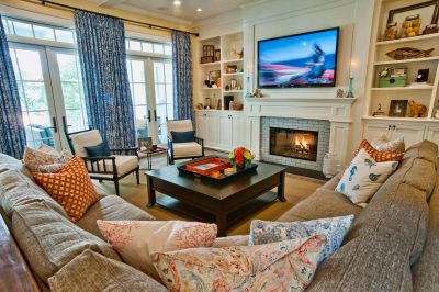的例子,一个典型的家庭房设计在洛杉矶与黄色的墙壁,一个标准的壁炉和媒体墙,装饰盘和一个咖啡桌